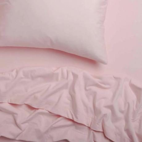 Un set de lenjerie de pat roz
