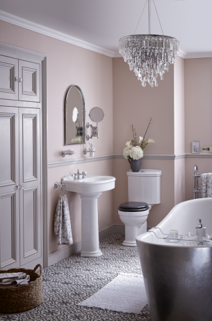 bagno tradizionale ed elegante con piastrelle a motivi geometrici e vasca freestanding argento metallizzato
