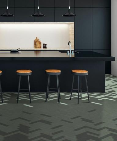 Modulo Vinylboden mit Chevron-Muster in einer modernen dunkelblauen Küche
