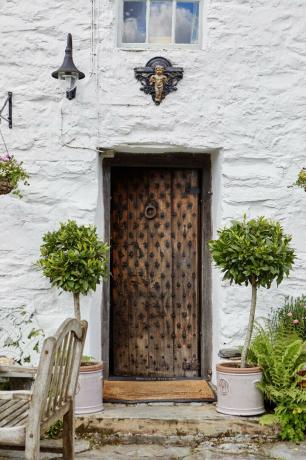 porte d'ingresso in legno su un cottage gallese