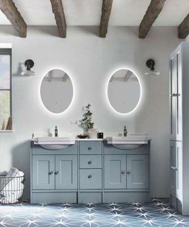 modernus vonios kambarys su mėlyna dviguba kriaukle