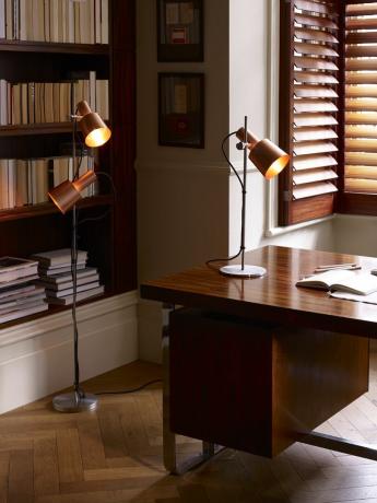 escritório em casa com esquema de madeira escura e venezianas originais da btc