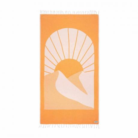 Et oransje badehåndkle med en sol- og fjellillustrasjon