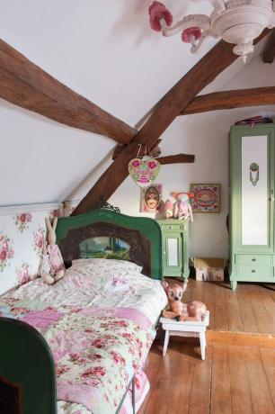 camera da letto-figlia-rosa-arredamento-vintage-camera con travi a vista