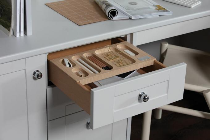 Zorganizowana szuflada biurka ze zintegrowanym organizerem szuflad.