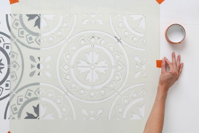 Måla ett mönstrat golv med en stencil