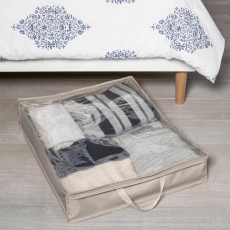 Yatağın yanında yatak altı saklama çantası