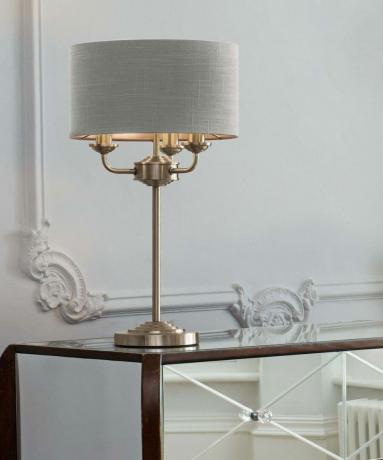 lámpara de latón de 3 luces sobre una mesa auxiliar de vidrio con molduras y molduras de pared - Laura-Ashley