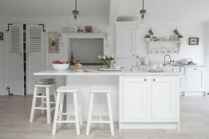 cozinha vintage com armários brancos e ilha branca