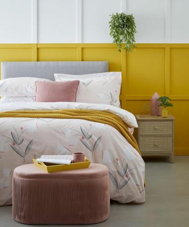 Dunelm tarafından duvar panelli beyaz ve sarı yatak odası fikri