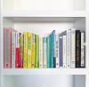 Od nynějška #shelfies pořádáme knihy jako Marie Kondo