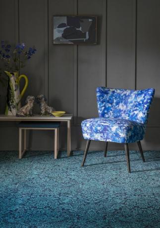 blauer Teppich im Wohnzimmer mit lebendigem Stuhl