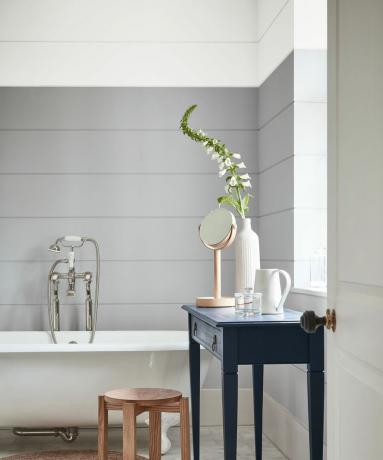 pilkas vonios kambarys su horizontaliomis dailylentėmis
