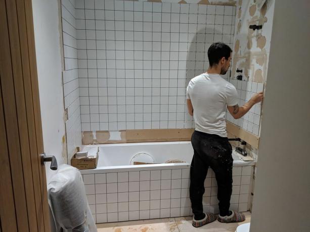 Встановлення плитки з білої сітки на стіні ванної кімнати