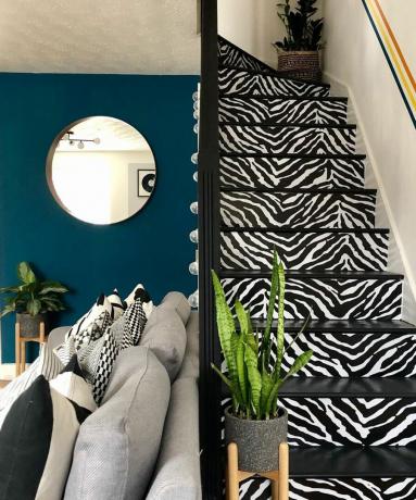 Idée de peinture d'escalier à motifs de zèbre avec du papier peint