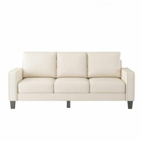 En tre-seters hvit sofa