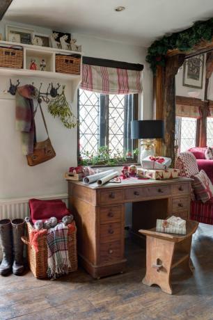 Schreibtisch mit verpackten Geschenken im Tudor-Haus