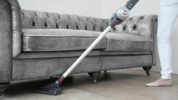 Χρησιμοποιώντας hoover για να καθαρίσετε κάτω από τον καναπέ