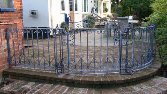 Puerta y valla de hierro forjado de estilo de época