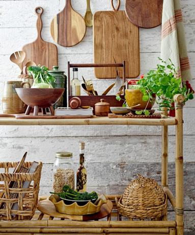 Bambusz konzolasztal kézműves fa deszkákkal, üveg tárolóedényekkel és reaktív mázas edényekkel