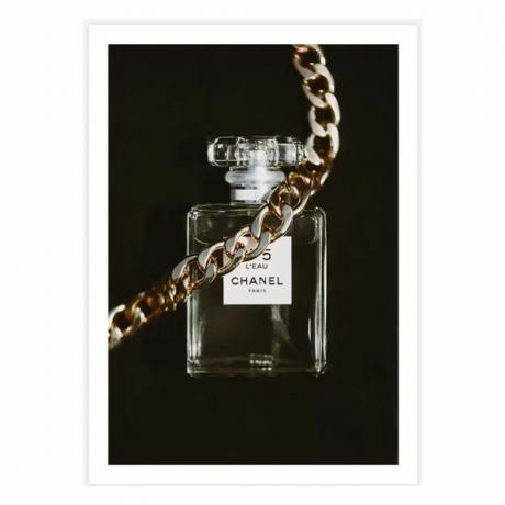 Üzerinde zincir bulunan Chanel parfüm şişesinin siyah duvar sanatı baskısı