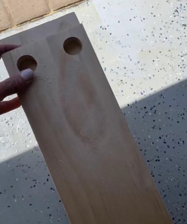 आउटडोर सोफा DIY के लिए लकड़ी का टुकड़ा पकड़े हुए ब्रुक वेट