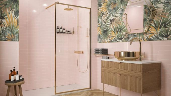 Esquema de baño rosa con ducha de azulejos rosas y papel tapiz de selva tropical en contraste y pisos con efecto de madera
