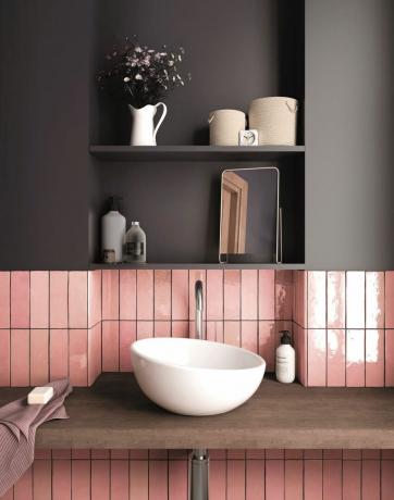 vonios kambarys su tamsia schema ir rožinėmis metro plytelėmis pagal plytelių nuojautą