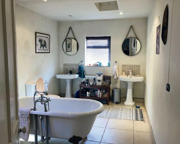 La salle de bain spacieuse d'Ellie Rowley-Conwy est un mélange de finitions contemporaines et de touches exotiques