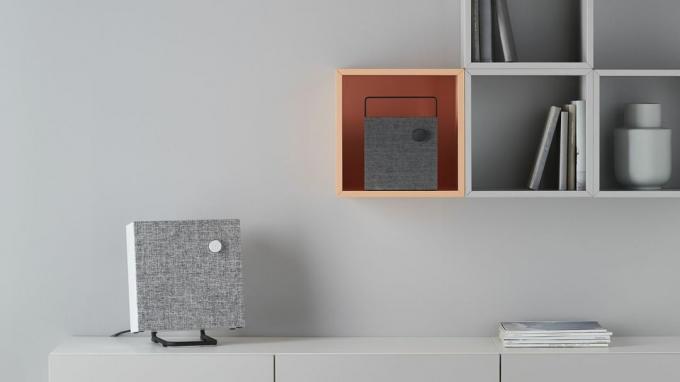 Bluetooth -højttaler på opbevaringsenhed i stuen