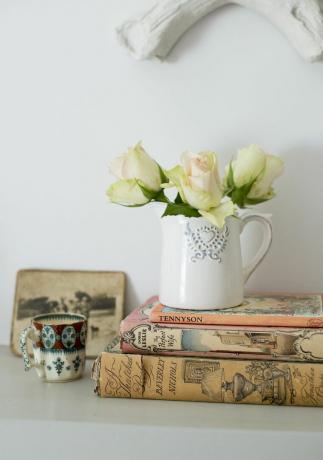 livros com flores na jarra