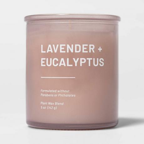 Lavendel- und Eukalyptuskerze im Glas auf weißem Hintergrund
