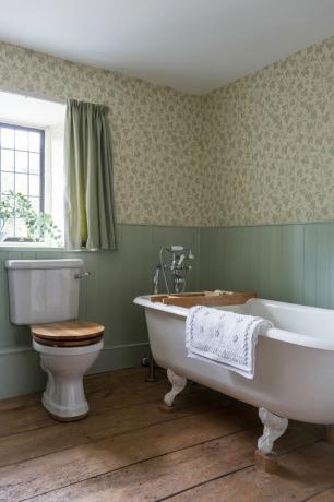 сельский дом обшитая панелями ванная комната зеленый