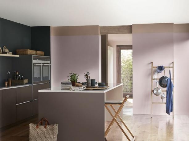 lila és rózsaszín konyha sötétkék falával, konyhaszigettel, reggeliző bárral és bárszékkel, fa padlóval