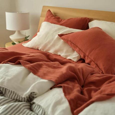 Bedste linned dynebetræk på seng nærbillede med dyneindsats og puder 