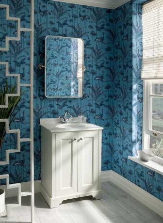 Bayswater Bathrooms -kylpyhuone, jossa on sininen tapetti ja valkoinen alaosa