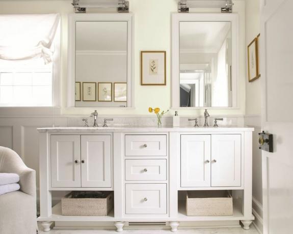 Benjamin Moore의 흰색 욕실 캐비닛 및 거울