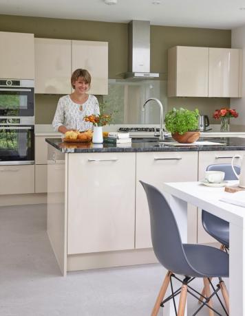Cathy dan Andrew Fagg perlu memperluas dapur di bagian atas rumah mereka, dan arsitek mereka menjawab tantangan dengan desain yang menakjubkan