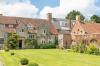Rumah Asli: rumah Tudor yang terdaftar Grade I yang langka mendapat dapur rumah pertanian yang indah