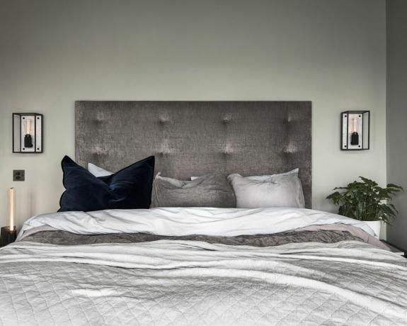 Par ideja za zidnu rasvjetu spavaće sobe s mramornim dizajnom u kavezu u neutralno sivoj shemi spavaće sobe