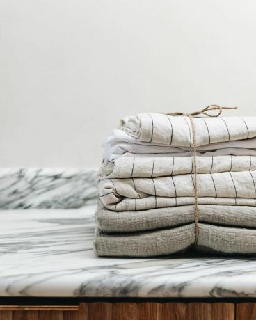 Skladané posteľné prádlo zviazané dohromady