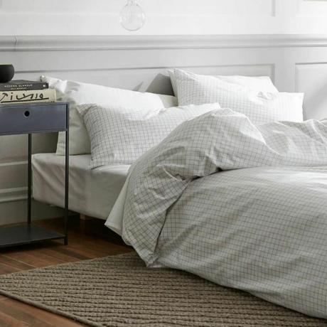 Комплекти постільної білизни в мішку стилізовані під ліжко в сучасній спальні 