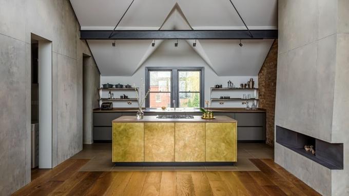 Gouden keukenkasten met open planken van Sola Kitchens