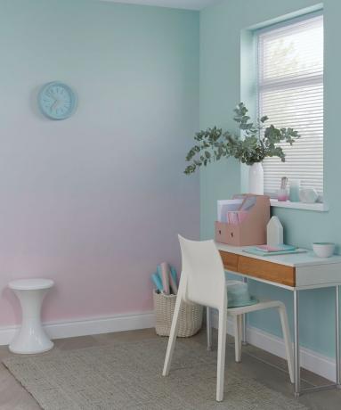 Розов и зелен омбре стенен декор в идеята за домашен офис от Crown