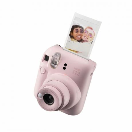 Et rosa polaroidkamera med et bilde som kommer ut av det