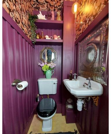 ห้องรับฝากของสีม่วงพร้อมวอลเปเปอร์ดอกไม้โดย Claire Ballantyne