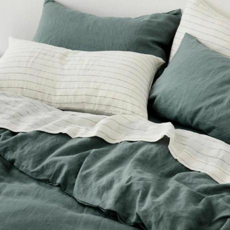 Τα καλύτερα λινά παπλωματοθήκες στο κρεβάτι από κοντά με ένθετο πάπλωμα και μαξιλάρια 