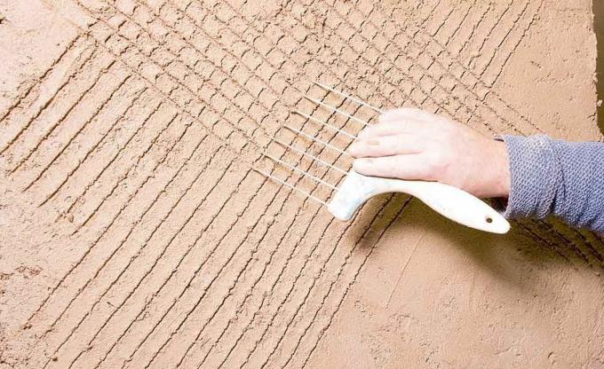 guide expert du plâtre dans les maisons anciennes: Gratter le plâtre pour que la prochaine couche adhère bien