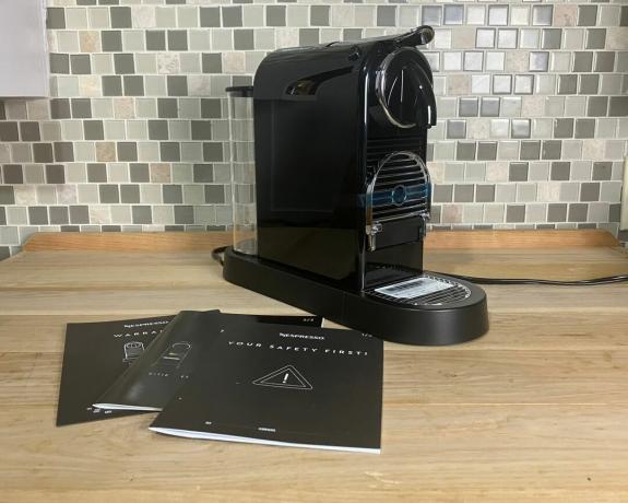 Nespresso Citiz aparat za espresso u limousine crnoj boji s uputama za upotrebu i drugom literaturom
