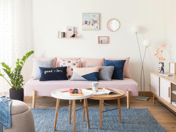 Maisons du monde pasztell rózsaszín kanapé a nappaliban
